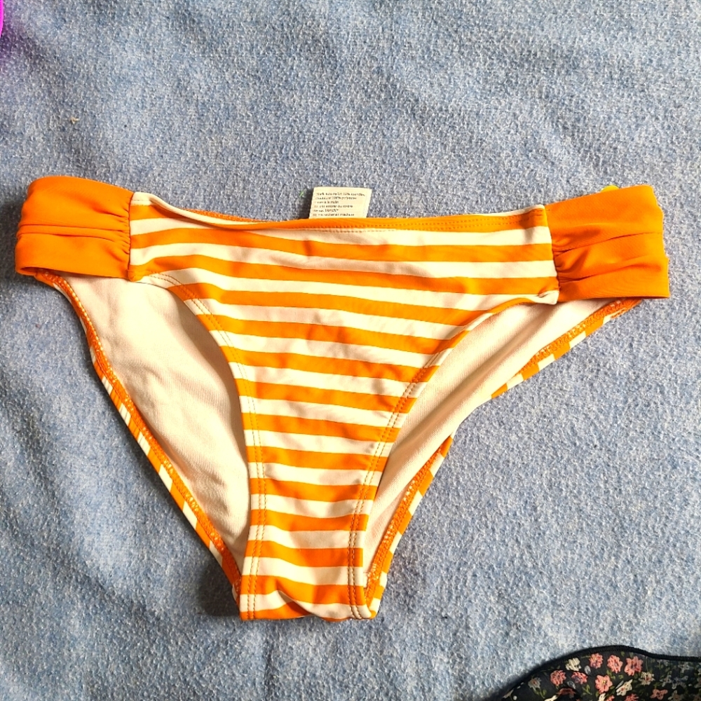 Sunshine zone S L wite with orange stripes swim bottoms